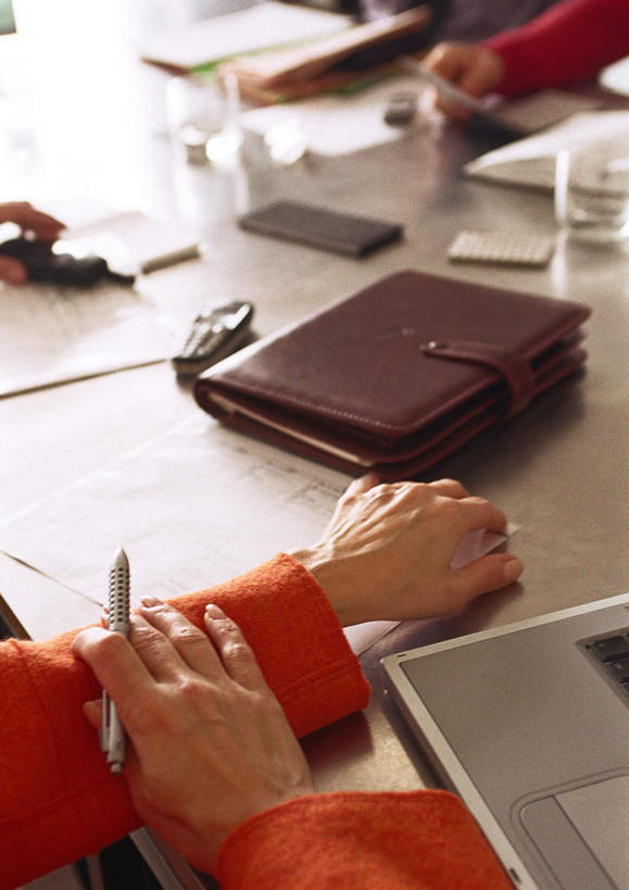 西方人,两个人,商务人士,商务男性,商务女性,坐,打电话,竖图,室内,白天,正面,衬衫,电脑,笔记本电脑,桌子,电话,手机,欧洲,欧洲人,握,套装,网络,笔,材料,档案,文件,办公桌,办公用品,记事本,拿,拿着,通讯设备,文具,本子,笔记本,学习用品,资料,搭,握着,文具用品,无线,搭着,文档,通信设备,商务装,无线网络,无线上网,便携式电脑,工薪阶层,交流,手提电脑,男人,男性,年轻男性,年轻女性,女人,女性,白种人,白领,上班族,沟通,通话,坐着,半身,彩图,衬衣