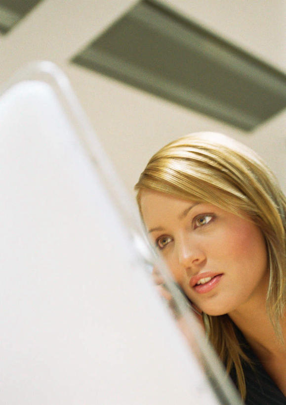 西方人,一个人,商务人士,商务女性,坐,举,打电话,竖图,室内,白天,侧面,衬衫,电脑,笔记本电脑,天花板,电话,手机,照明,欧洲,欧洲人,仅一个年轻女性,仅一个女性,仅一个人,握,套装,网络,灯光,拿,拿着,注视,通讯设备,顶灯,灯,灯具,看,托,握着,观看,照亮,无线,照明设备,关注,通信设备,商务装,无线网络,无线上网,便携式电脑,工薪阶层,交流,手提电脑,年轻女性,女人,女性,白种人,白领,上班族,沟通,举着,通话,向上举,向上伸,向上托,坐着,半身,彩图,衬衣