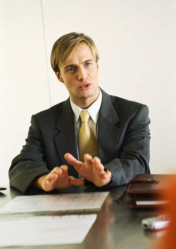 西方人,一个人,商务人士,商务男性,坐,举,说,打电话,竖图,室内,白天,正面,衬衫,讨论,桌子,电话,手机,欧洲,欧洲人,仅一个男性,仅一个人,套装,笔,材料,档案,文件,办公桌,墙,办公用品,记事本,领带,注视,通讯设备,墙壁,墙面,文具,仅一个年轻男性,本子,笔记本,学习用品,资料,看,托,观看,文具用品,象征,庄重,关注,文档,商务装,身份,工薪阶层,正式,地位,交流,男人,男性,年轻男性,白种人,白领,上班族,沟通,讲话,交谈,举着,商讨,说话,谈话,通话,向上举,向上伸,向上托,坐着,半身,彩图,衬衣