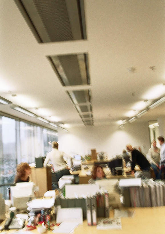 西方人,同事,商务人士,商务男性,商务女性,站,坐,说,竖图,室内,白天,正面,衬衫,讨论,成功,合作,团队,集体,信心,窗户,天花板,桌子,照明,欧洲,欧洲人,握,套装,朦胧,模糊,材料,档案,文件,灯光,许多人,拿,拿着,队伍,顶灯,玻璃窗,灯,资料,灯具,站着,一群人,搭,握着,照亮,领导,照明设备,成就,搭着,文档,商务装,合伙,领袖,工薪阶层,交流,男人,男性,年轻男性,年轻女性,女人,女性,白种人,白领,上班族,沟通,讲话,交谈,商讨,说话,谈话,站立,坐着,半身,彩图,衬衣