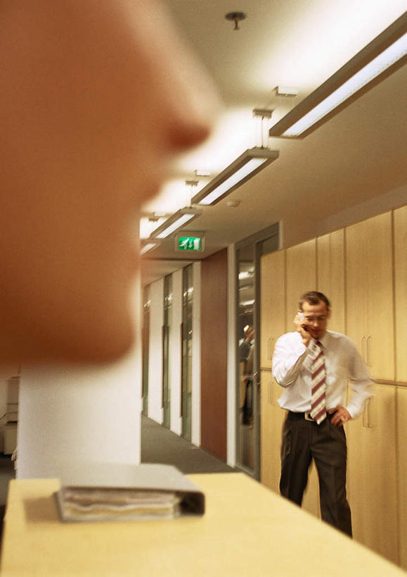 西方人,两个人,同事,商务人士,商务男性,商务女性,站,举,打电话,竖图,室内,白天,正面,衬衫,成功,合作,团队,集体,信心,天花板,桌子,电话,手机,照明,欧洲,欧洲人,握,套装,材料,档案,文件,柱子,办公桌,墙,灯光,领带,拿,拿着,通讯设备,手叉腰,队伍,顶灯,墙壁,墙面,灯,资料,灯具,叉腰,托,站着,握着,照亮,领导,象征,庄重,照明设备,成就,文档,商务装,身份,合伙,领袖,工薪阶层,正式,地位,交流,男人,男性,年轻男性,白种人,白领,上班族,沟通,举着,通话,向上举,向上伸,向上托,站立,半身,彩图,衬衣