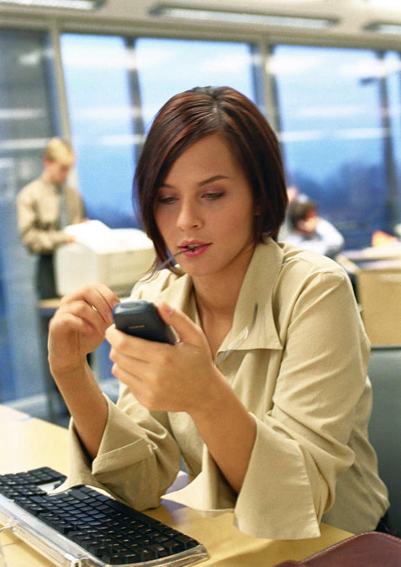 西方人,商务人士,商务男性,商务女性,站,坐,举,打电话,竖图,室内,白天,正面,衬衫,键盘,窗户,天花板,桌子,电话,手机,欧洲,欧洲人,握,套装,眼镜,办公桌,拿,拿着,注视,输入设备,通讯设备,玻璃窗,蓝色,蓝天,天空,天,看,托,站着,握着,晴朗,观看,关注,通信设备,商务装,近视眼镜,工薪阶层,万里无云,交流,白种人,白领,上班族,晴空,晴空万里,沟通,举着,通话,向上举,向上伸,向上托,站立,坐着,半身,彩图,衬衣