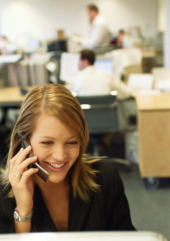 西方人,三个人,同事,商务人士,商务男性,商务女性,站,坐,举,笑,打电话,微笑,露齿笑,竖图,室内,白天,正面,衬衫,成功,合作,团队,集体,信心,桌子,电话,手机,欧洲,欧洲人,握,套装,朦胧,模糊,材料,档案,文件,办公桌,墙,拿,拿着,通讯设备,队伍,墙壁,墙面,资料,托,站着,握着,领导,成就,文档,商务装,合伙,领袖,工薪阶层,交流,男人,男性,年轻男性,年轻女性,女人,女性,白种人,白领,上班族,沟通,举着,通话,向上举,向上伸,向上托,站立,坐着,半身,彩图,衬衣