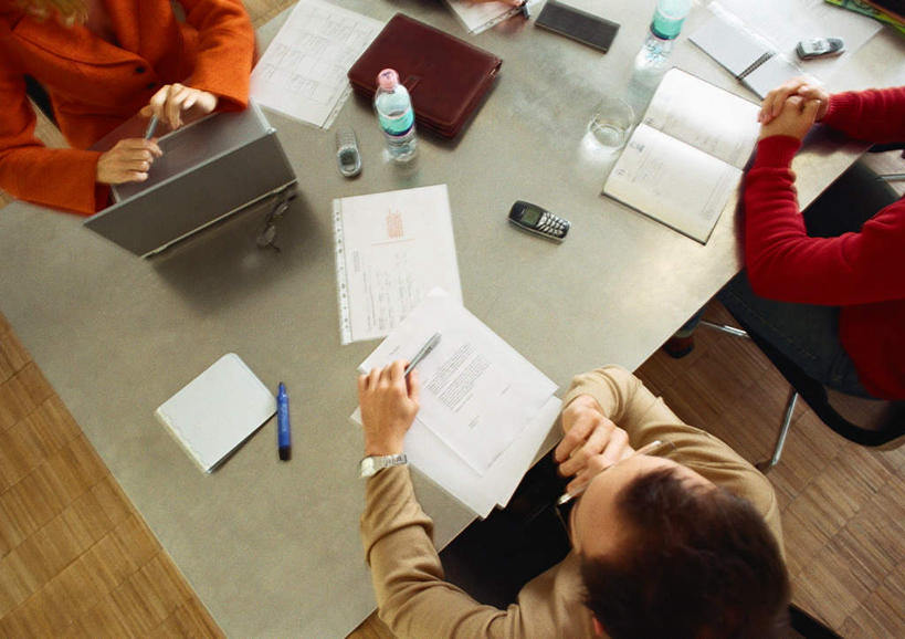 西方人,三个人,同事,商务人士,商务男性,商务女性,打电话,横图,俯视,室内,白天,衬衫,成功,合作,团队,集体,信心,电脑,笔记本电脑,地板,桌子,电话,手机,椅子,欧洲,欧洲人,套装,开会,会议,网络,笔,材料,档案,文件,办公桌,办公用品,记事本,地面,通讯设备,队伍,木地板,文具,本子,笔记本,瓶子,塑料制品,学习用品,资料,塑料瓶,文具用品,无线,领导,成就,文档,通信设备,商务装,无线网络,合伙,领袖,无线上网,便携式电脑,工薪阶层,交流,手提电脑,男人,男性,年轻男性,年轻女性,女人,女性,白种人,白领,上班族,沟通,通话,半身,彩图,高角度拍摄,衬衣