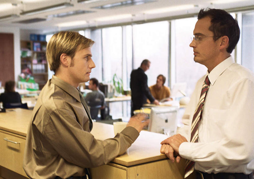 西方人,同事,商务人士,商务男性,站,说,横图,室内,白天,侧面,衬衫,讨论,成功,合作,团队,集体,信心,柜子,门,天花板,桌子,杯子,椅子,照明,欧洲,欧洲人,套装,材料,档案,文件,办公桌,灯光,领带,许多人,队伍,顶灯,相视,灯,纸制品,资料,灯具,门框,站着,一群人,面对面,纸杯,对视,照亮,领导,象征,庄重,照明设备,成就,一次性杯子,文档,相对,商务装,身份,合伙,领袖,档案柜,工薪阶层,相看,正式,地位,交流,男人,男性,年轻男性,白种人,白领,上班族,沟通,讲话,交谈,商讨,说话,谈话,站立,半身,彩图,衬衣