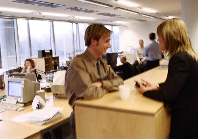 西方人,同事,商务人士,商务男性,商务女性,站,坐,笑,说,打电话,微笑,露齿笑,横图,室内,白天,侧面,衬衫,讨论,成功,合作,团队,集体,信心,电脑,显示器,鼠标,键盘,窗户,天花板,桌子,杯子,电话,手机,照明,欧洲,欧洲人,套装,网络,材料,档案,文件,办公桌,灯光,许多人,输入设备,通讯设备,队伍,顶灯,玻璃窗,相视,灯,纸制品,资料,灯具,站着,一群人,面对面,台式电脑,纸杯,对视,照亮,领导,照明设备,成就,一次性杯子,文档,通信设备,相对,商务装,合伙,领袖,工薪阶层,输出设备,相看,交流,男人,男性,年轻男性,年轻女性,女人,女性,白种人,白领,上班族,沟通,讲话,交谈,商讨,说话,谈话,通话,站立,坐着,半身,彩图,衬衣