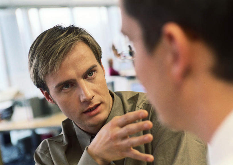 西方人,两个人,商务人士,商务男性,站,举,横图,室内,白天,正面,衬衫,窗户,桌子,欧洲,欧洲人,指,套装,办公桌,注视,方向,玻璃窗,看,手势,托,站着,观看,指向,关注,商务装,工薪阶层,男人,男性,年轻男性,白种人,白领,上班族,举着,向上举,向上伸,向上托,站立,半身,彩图,衬衣