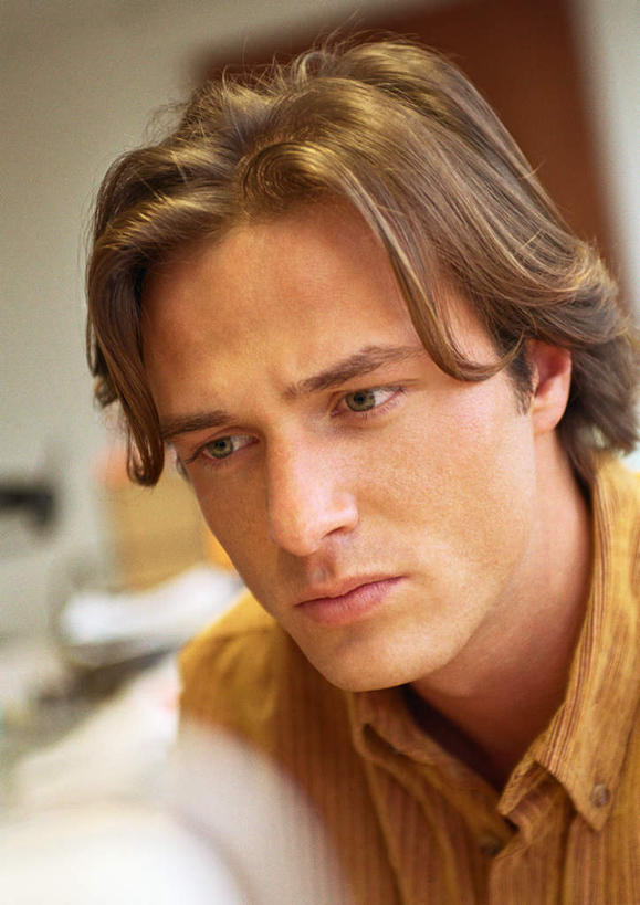 西方人,脸,头,脸颊,一个人,商务人士,商务男性,坐,竖图,室内,特写,白天,正面,衬衫,门,天花板,桌子,椅子,欧洲,欧洲人,仅一个男性,仅一个人,套装,办公桌,墙,注视,墙壁,墙面,仅一个年轻男性,门框,看,观看,关注,商务装,工薪阶层,男人,男性,年轻男性,白种人,头部,脸部,脸蛋,面部,白领,上班族,坐着,半身,彩图,衬衣