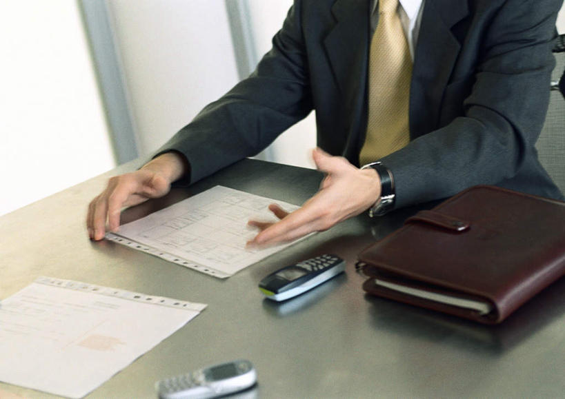 西方人,一个人,商务人士,商务男性,打电话,横图,俯视,室内,白天,衬衫,桌子,电话,手机,椅子,欧洲,欧洲人,仅一个男性,仅一个人,套装,材料,档案,文件,办公桌,墙,记事本,通讯设备,墙壁,墙面,仅一个年轻男性,本子,笔记本,资料,文档,商务装,工薪阶层,交流,男人,男性,年轻男性,白种人,白领,上班族,沟通,通话,半身,彩图,高角度拍摄,衬衣