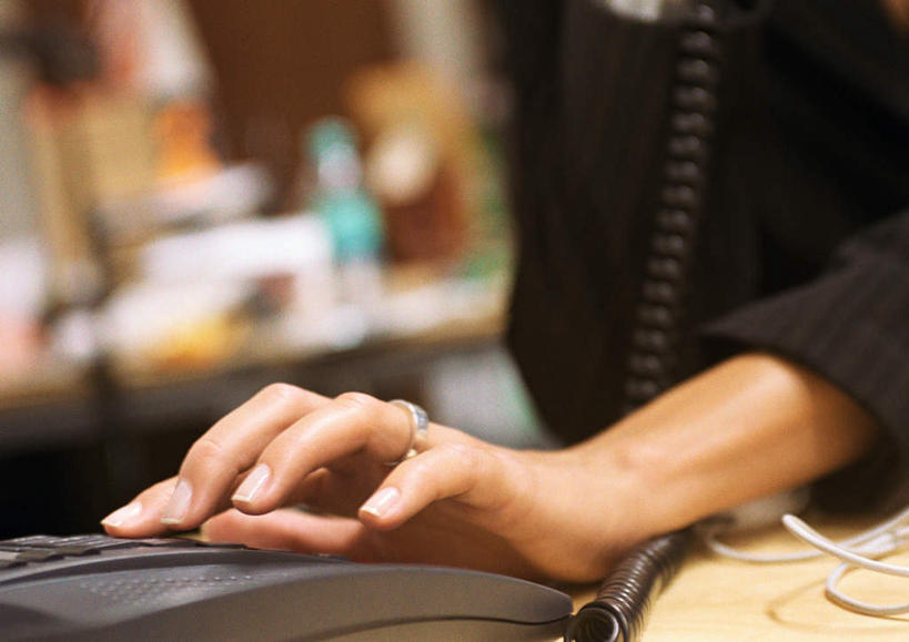 西方人,一个人,商务人士,商务女性,打电话,横图,室内,白天,侧面,衬衫,桌子,电话,欧洲,欧洲人,仅一个年轻女性,仅一个女性,仅一个人,握,套装,朦胧,模糊,办公桌,拿,拿着,通讯设备,话筒,瓶子,塑料制品,按,电话线,塑料瓶,握着,商务装,工薪阶层,交流,年轻女性,女人,女性,白种人,白领,上班族,电话机,沟通,通话,半身,彩图,衬衣