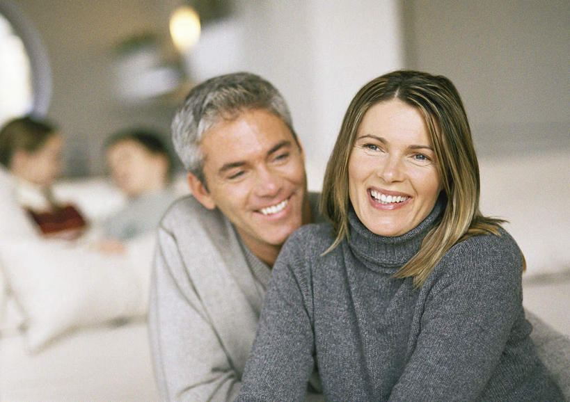 西方人,儿童,四个人,家庭,坐,抱,横图,室内,白天,正面,纯洁,靠垫,门,沙发,照明,欧洲,欧洲人,朦胧,模糊,壁灯,墙,灯光,靠枕,注视,墙壁,墙面,灯,小孩,灯具,垫子,门框,枕头,看,靠,靠着,倚靠,温暖,温馨,一家人,可爱,童年,童趣,搭,抱着,观看,照亮,和睦,搂着,倚着,照明设备,搭着,关注,布艺沙发,童真,烂漫,无邪,天真,男孩,男人,男性,女孩,女人,女性,中年男性,中年女性,白种人,怀抱,搂,搂抱,相抱,拥抱,坐着,半身,彩图,融洽,男生,女生