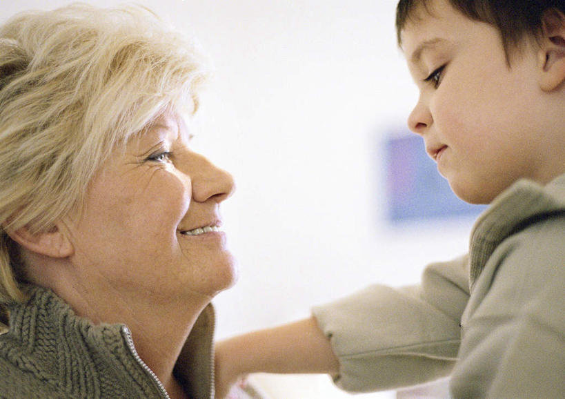 西方人,儿童,两个人,家庭,祖母,站,抱,笑,微笑,露齿笑,横图,室内,白天,侧面,纯洁,欧洲,欧洲人,朦胧,模糊,墙,注视,相视,墙壁,墙面,小孩,看,站着,温暖,温馨,一家人,面对面,可爱,童年,童趣,奶奶,抱着,观看,祖孙,对视,和睦,搂着,关注,相对,童真,烂漫,无邪,外婆,外祖母,外孙,相看,外孙子,天真,老年女性,男孩,男人,男性,女人,女性,白种人,孙子,怀抱,搂,搂抱,相抱,拥抱,站立,半身,彩图,融洽,男生