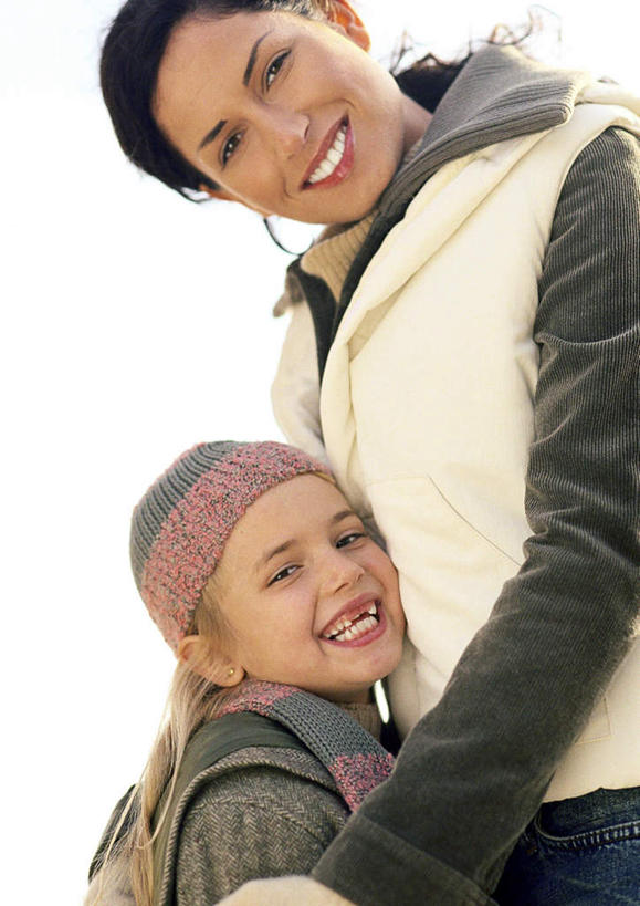 西方人,儿童,两个人,站,抱,笑,微笑,露齿笑,横图,室外,白天,仰视,欧洲,欧洲人,注视,小孩,蓝色,蓝天,天空,天,看,站着,晴朗,抱着,观看,搂着,关注,万里无云,女孩,女人,女性,中年女性,白种人,晴空,晴空万里,怀抱,搂,搂抱,相抱,拥抱,站立,半身,彩图,低角度拍摄,女生