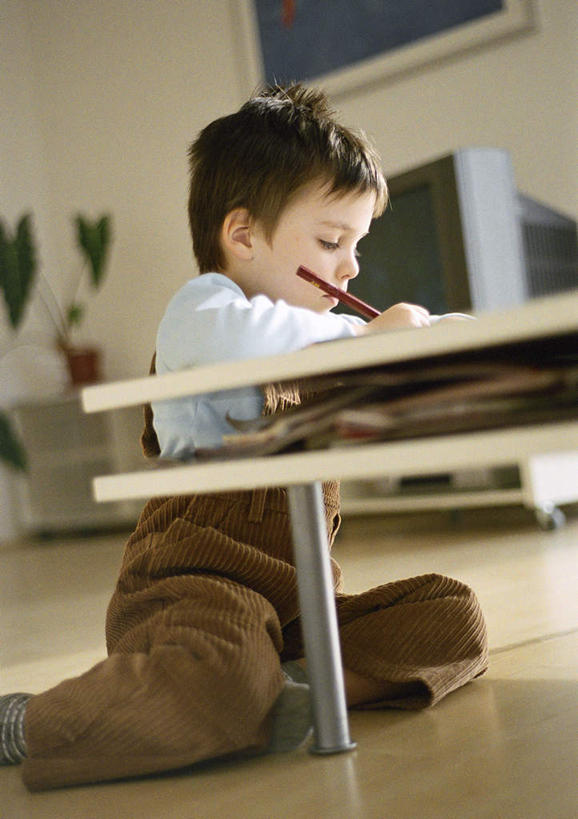 西方人,儿童,一个人,坐,竖图,室内,白天,侧面,纯洁,植物,地板,柜子,桌子,电视,欧洲,欧洲人,仅一个男性,仅一个人,握,写,笔,盆栽,墙,办公用品,盆景,地面,拿,拿着,书桌,木地板,壁画,墙壁,墙面,文具,小孩,绿色,自然,课桌,学习用品,仅一个小孩,可爱,童年,童趣,握着,生长,成长,文具用品,童真,烂漫,无邪,天真,男孩,男人,男性,白种人,孩子,电视机,坐着,半身,彩图,男生