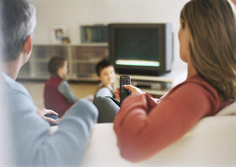 西方人,儿童,四个人,家庭,坐,横图,室内,白天,纯洁,地板,柜子,沙发,电视,欧洲,欧洲人,握,墙,地面,拿,拿着,注视,木地板,墙壁,墙面,小孩,背面,橱柜,遥控器,回头,看,转头,温暖,温馨,一家人,可爱,童年,童趣,握着,观看,和睦,关注,布艺沙发,童真,烂漫,无邪,天真,男孩,男人,男性,女孩,女人,女性,中年男性,中年女性,白种人,电视机,坐着,半身,彩图,融洽,男生,女生