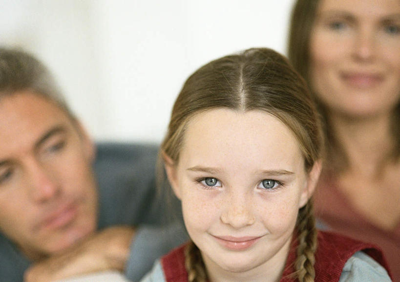 西方人,儿童,三个人,家庭,母亲,父亲,女儿,坐,笑,微笑,横图,室内,白天,正面,纯洁,欧洲,欧洲人,墙,注视,墙壁,墙面,小孩,看,趴着,温暖,温馨,父女,母女,三口之家,一家人,父爱,可爱,母爱,童年,童趣,观看,和睦,关注,童真,烂漫,无邪,天真,男人,男性,年轻男性,年轻女性,女孩,女人,女性,白种人,孩子,年轻人,趴,坐着,半身,彩图,融洽,女生