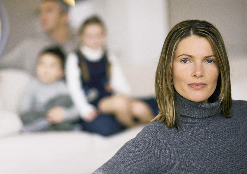 西方人,儿童,四个人,家庭,坐,抱,笑,微笑,横图,室内,白天,正面,纯洁,沙发,欧洲,欧洲人,朦胧,模糊,墙,注视,墙壁,墙面,小孩,看,温暖,温馨,一家人,可爱,童年,童趣,抱着,观看,和睦,搂着,关注,布艺沙发,童真,烂漫,无邪,天真,男孩,男人,男性,女孩,女人,女性,中年男性,中年女性,白种人,怀抱,搂,搂抱,相抱,拥抱,坐着,半身,彩图,融洽,男生,女生