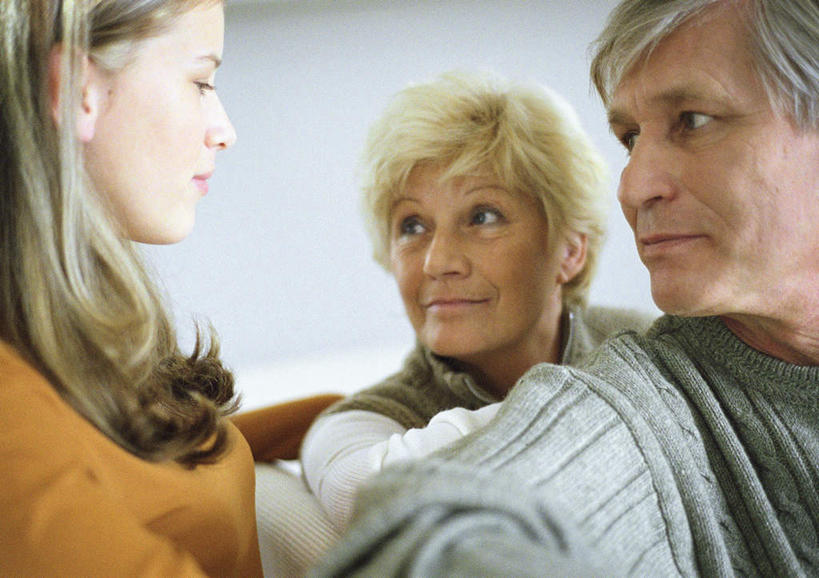 西方人,儿童,三个人,家庭,祖母,祖父,坐,横图,室内,白天,正面,沙发,欧洲,欧洲人,墙,注视,墙壁,墙面,小孩,看,转头,温暖,温馨,一家人,奶奶,爷爷,观看,祖孙,和睦,关注,布艺沙发,外婆,外孙女,外祖母,外公,外祖父,老年男性,老年女性,女孩,女人,女性,白种人,孩子,孙女,坐着,半身,彩图,融洽,女生