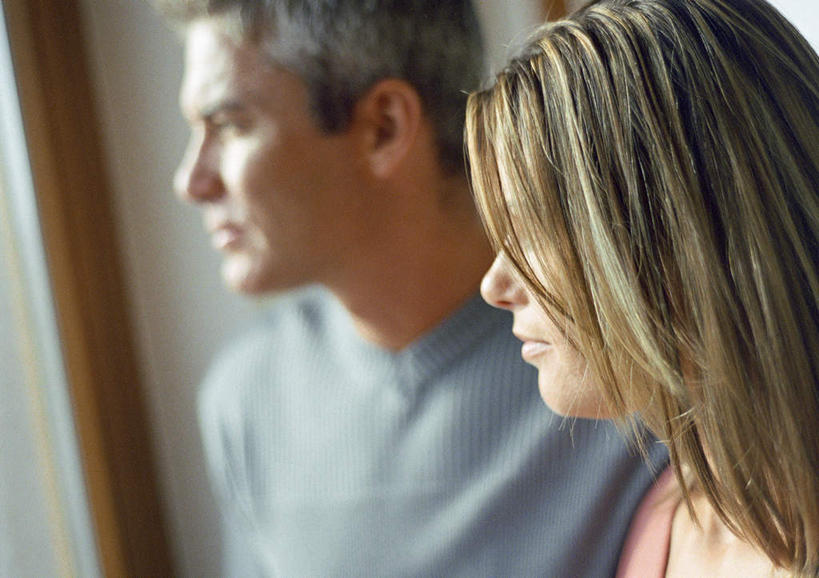 西方人,两个人,夫妻,站,横图,室内,特写,白天,侧面,爱情,窗户,落地窗,欧洲,欧洲人,阴影,光线,影子,墙,浪漫,注视,玻璃窗,墙壁,墙面,阳光,看,站着,恩爱,恋人,观看,关注,男人,男性,女人,女性,中年男性,中年女性,白种人,情侣,站立,半身,彩图,伴侣