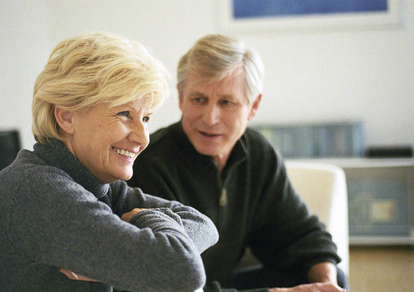 西方人,两个人,夫妻,坐,笑,双手交叉,微笑,露齿笑,横图,室内,白天,侧面,爱情,柜子,沙发,欧洲,欧洲人,墙,浪漫,注视,墙壁,墙面,看,恩爱,恋人,观看,双手抱胸,关注,布艺沙发,老年男性,老年女性,男人,男性,女人,女性,白种人,情侣,坐着,半身,彩图,伴侣