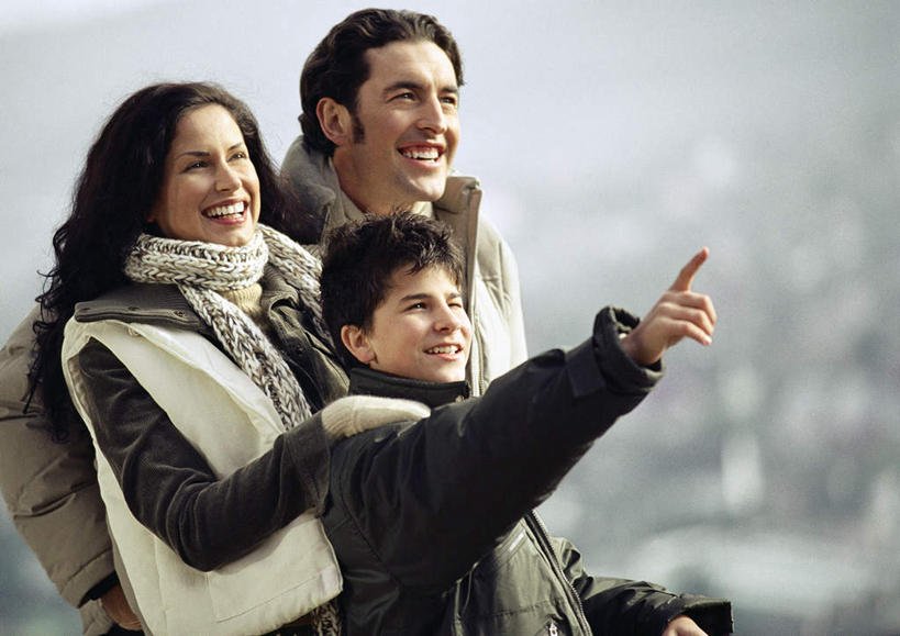 西方人,儿童,三个人,家庭,母亲,父亲,儿子,站,笑,微笑,露齿笑,横图,室外,白天,侧面,纯洁,欧洲,欧洲人,指,注视,小孩,蓝色,蓝天,天空,天,看,靠,靠着,倚靠,站着,温暖,温馨,父子,母子,三口之家,一家人,父爱,可爱,母爱,童年,童趣,晴朗,观看,和睦,倚着,关注,童真,烂漫,无邪,万里无云,天真,男孩,男人,男性,年轻男性,年轻女性,女人,女性,白种人,孩子,年轻人,晴空,晴空万里,抬头,仰头,站立,半身,彩图,融洽,男生