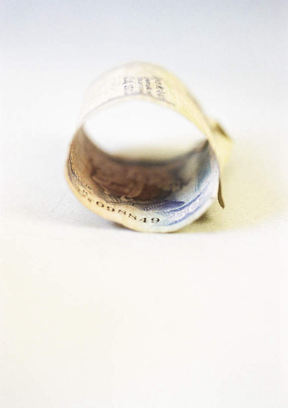 无人,竖图,俯视,室内,特写,白天,白色背景,钱,静物,一张,曲折,弯曲,卷曲,钱币,圆环,钞票,金融,纸币,摄影,影棚,经济,流通,纸钞,贸易,货币,现金,彩图,高角度拍摄,影棚拍摄,拍摄