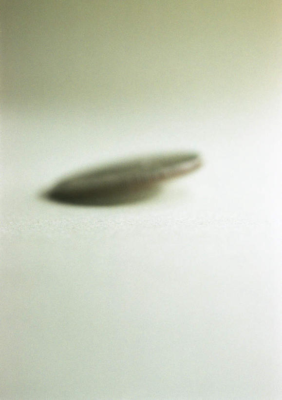 无人,竖图,俯视,室内,特写,白天,白色背景,钱,静物,阴影,朦胧,模糊,反射,钱币,影子,一个,金融,摄影,影棚,经济,单个,流通,贸易,货币,现金,硬币,彩图,高角度拍摄,影棚拍摄,拍摄