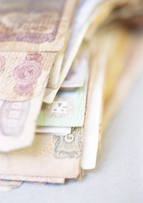 无人,竖图,俯视,室内,特写,白天,白色背景,钱,静物,一堆,许多,堆叠,堆积,朦胧,模糊,钱币,钞票,金融,纸币,摄影,影棚,经济,堆,流通,纸钞,贸易,货币,现金,彩图,高角度拍摄,影棚拍摄,拍摄