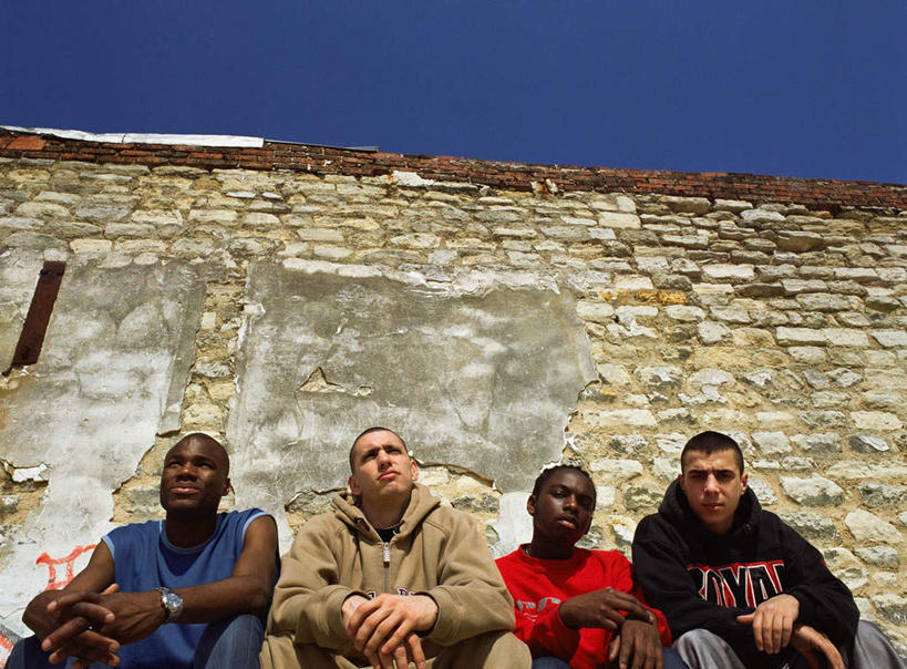 西方人,四个人,伙伴,朋友,坐,双手交叉,横图,室外,白天,仰视,锻炼,友谊,运动,欧洲,非洲,黑人,欧洲人,并排,时间,时钟,手表,墙,计时,注视,墙壁,墙面,蓝色,蓝天,天空,钟表,天,看,表,晴朗,腕表,双手抱胸,关注,室外运动,户外运动,万里无云,友情,男人,男性,年轻男性,白种人,非洲人,钟,晴空,晴空万里,抬头,仰头,坐着,半身,彩图,低角度拍摄,健身