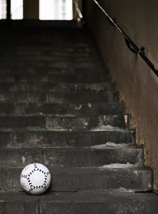 无人,栏杆,竖图,室外,白天,仰视,足球,窗户,楼梯,扶手,阶梯,墙,足球装备,运动器械,护栏,玻璃窗,墙壁,墙面,台阶,一个,白色,健身器械,单个,健身器材,蹴鞠,足球运动,彩图,低角度拍摄,运动器材