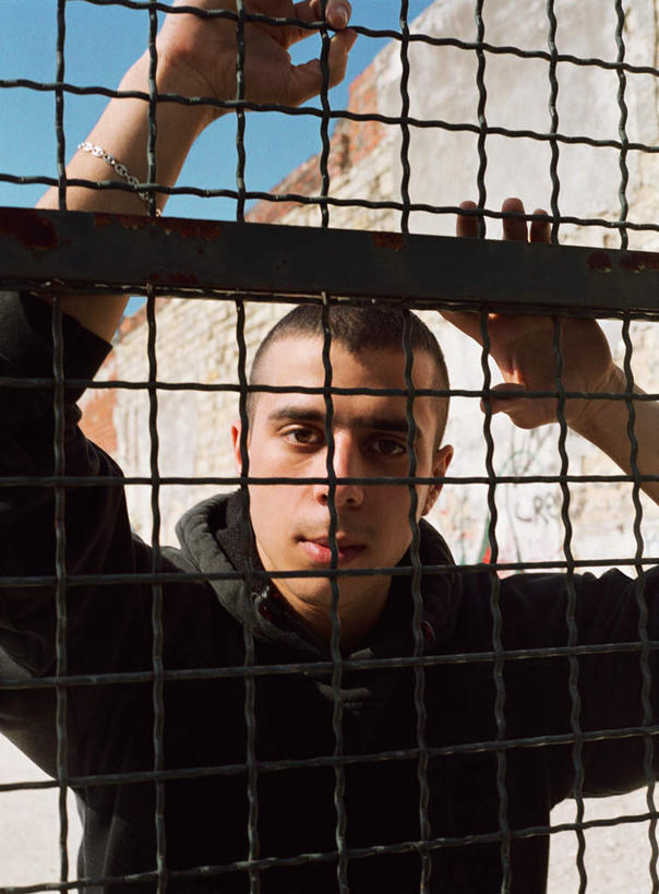 西方人,一个人,栏杆,站,举,竖图,室外,白天,正面,锻炼,运动,欧洲,欧洲人,仅一个男性,仅一个人,握,墙,围栏,拿,拿着,注视,护栏,墙壁,墙面,仅一个年轻男性,蓝色,蓝天,天空,天,看,托,站着,握着,晴朗,观看,关注,室外运动,户外运动,万里无云,男人,男性,年轻男性,白种人,晴空,晴空万里,举着,向上举,向上伸,向上托,站立,半身,彩图,健身