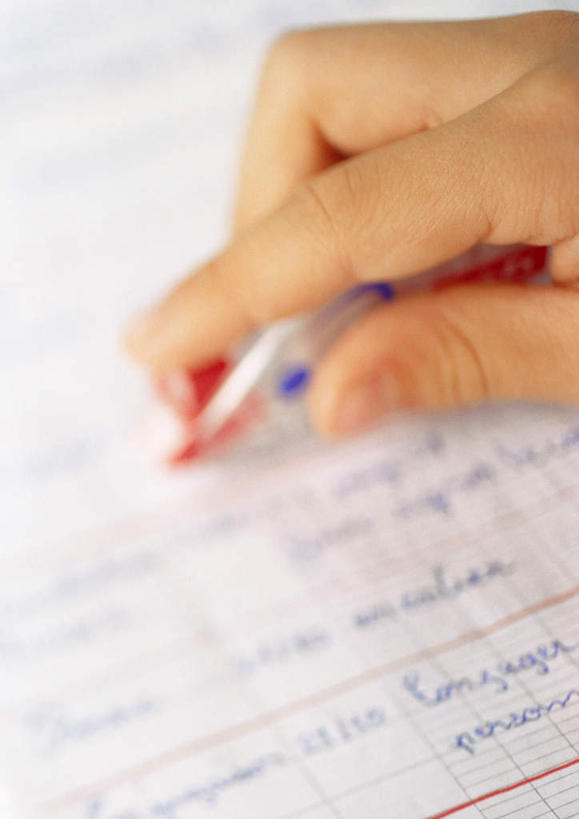 西方人,手,一个人,竖图,俯视,室内,特写,白天,桌面,桌子,欧洲,欧洲人,仅一个年轻女性,仅一个女性,仅一个人,握,笔,纸,办公用品,钢笔,拿,拿着,文具,学习用品,手部,握着,文具用品,一支,年轻女性,女人,女性,白种人,半身,彩图,高角度拍摄