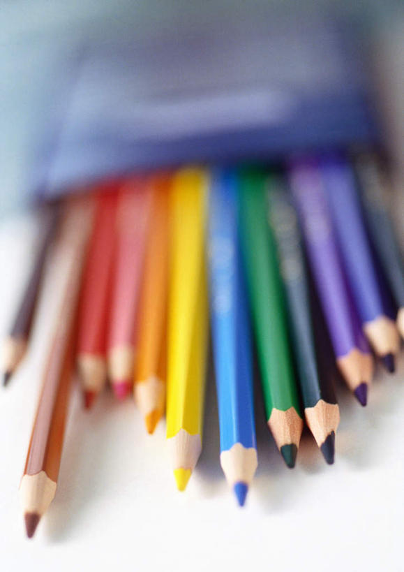 无人,竖图,俯视,彩色,室内,特写,白天,桌子,静物,朦胧,模糊,包装,笔,蜡笔,办公用品,书桌,文具,黄色,红色,蓝色,绿色,紫色,课桌,铅笔,学习用品,彩笔,文具用品,彩图,高角度拍摄,彩色铅笔