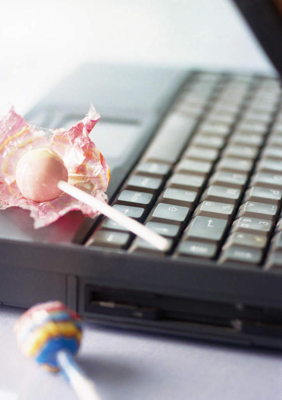 无人,竖图,俯视,室内,特写,白天,电脑,笔记本电脑,桌子,静物,网络,棒棒糖,办公桌,食品,糖,糖果,甜点,甜品,两颗,通讯设备,食物,甜食,一台,无线,通信设备,无线网络,无线上网,便携式电脑,手提电脑,彩图,高角度拍摄