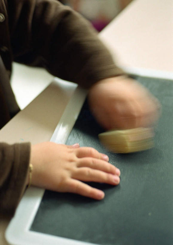 儿童,手,一个人,站,竖图,俯视,室内,白天,纯洁,桌子,仅一个男性,仅一个人,握,朦胧,模糊,拿,拿着,书桌,小孩,黑板擦,课桌,黑板,站着,仅一个小孩,手部,可爱,童年,童趣,握着,记录板,童真,烂漫,无邪,记事板,天真,男孩,男人,男性,孩子,站立,半身,彩图,高角度拍摄,男生