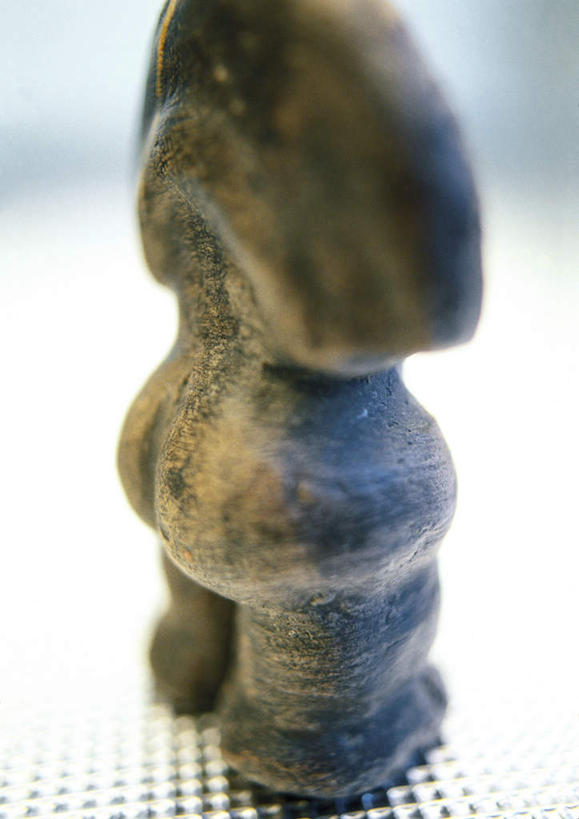 无人,竖图,室内,特写,白天,白色背景,正面,石头,桌面,桌子,静物,朦胧,模糊,艺术,装饰,石子,图形,古典,一个,摄影,影棚,单个,华丽,修饰,点缀,衬托,美观,雅致,雅观,石块,彩图,影棚拍摄,拍摄