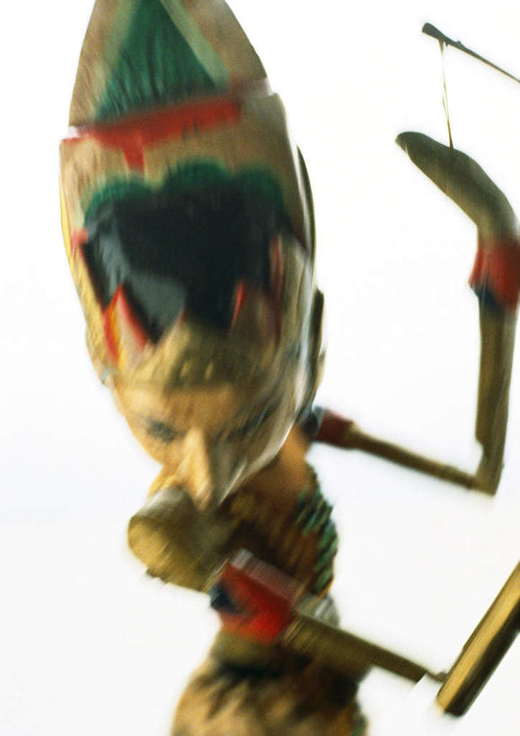 无人,竖图,彩色,室内,特写,白天,白色背景,正面,桌面,桌子,静物,雕塑,朦胧,模糊,艺术,装饰,雕刻,雕像,木头,一个,木制品,工艺品,摄影,影棚,单个,纪念,美术,主题,陈列,功能,美学,彩图,影棚拍摄,拍摄