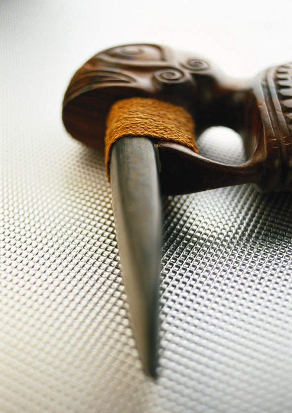 无人,竖图,俯视,室内,特写,白天,竞争,桌面,桌子,静物,金属制品,雕塑,对抗,阴影,艺术,装饰,冲突,反射,金属,雕刻,雕像,影子,破坏,一个,工艺品,武器,战争,摄影,影棚,单个,纪念,美术,损坏,尖锐,攻击,威胁,对立,矛盾,兵器,主题,防御,陈列,功能,美学,敌对,挫败,斗争,抗拒,抗衡,杀伤,威慑,危险,彩图,高角度拍摄,影棚拍摄,拍摄