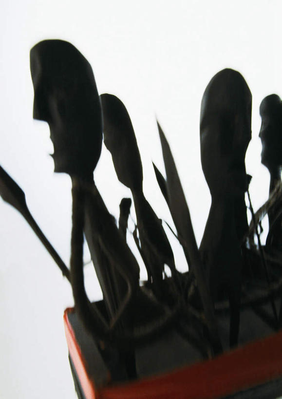 西方人,竖图,室内,特写,白天,白色背景,正面,竞争,船,静物,雕塑,欧洲,欧洲人,一艘,对抗,艺术,装饰,冲突,木制,雕刻,雕像,木船,许多人,文化,一个,木制品,工艺品,交通工具,一群人,摄影,影棚,单个,纪念,美术,舟,对立,矛盾,载具,独木舟,主题,战斗,陈列,功能,美学,敌对,挫败,斗争,抗拒,抗衡,独木船,巴西文化,男人,男性,年轻男性,年轻女性,女人,女性,白种人,半身,彩图,影棚拍摄,拍摄