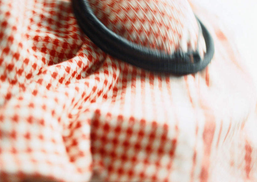 无人,横图,俯视,室内,特写,白天,白色背景,静物,帽子,阴影,条纹,朦胧,模糊,光线,方格,格子,头巾,影子,文化,传统,一个,红色,阳光,摄影,影棚,单个,阿拉伯文化,彩图,高角度拍摄,影棚拍摄,拍摄