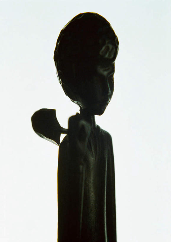 背,一个人,站,竖图,室内,特写,白天,白色背景,侧面,静物,雕塑,仅一个男性,仅一个人,朦胧,模糊,艺术,装饰,雕刻,雕像,注视,仅一个年轻男性,工艺品,看,站着,摄影,影棚,观看,纪念,美术,关注,主题,陈列,功能,美学,男人,男性,年轻男性,站立,半身,彩图,影棚拍摄,拍摄