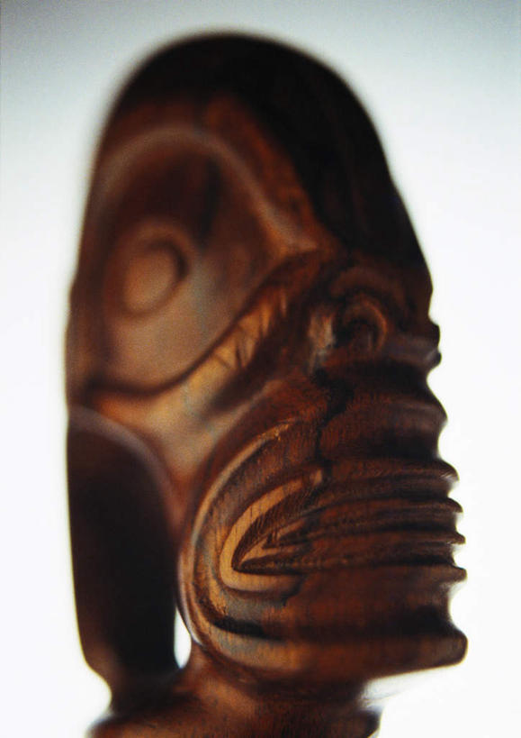 脸,头,脸颊,一个人,无人,竖图,室内,特写,白天,白色背景,正面,静物,雕塑,仅一个男性,仅一个人,阴影,条纹,艺术,装饰,反射,雕刻,雕像,面具,影子,仅一个年轻男性,一个,工艺品,摄影,影棚,单个,纪念,华丽,修饰,美术,点缀,主题,陈列,功能,美学,衬托,美观,雅致,雅观,男人,男性,年轻男性,头部,脸部,脸蛋,面部,半身,彩图,影棚拍摄,拍摄