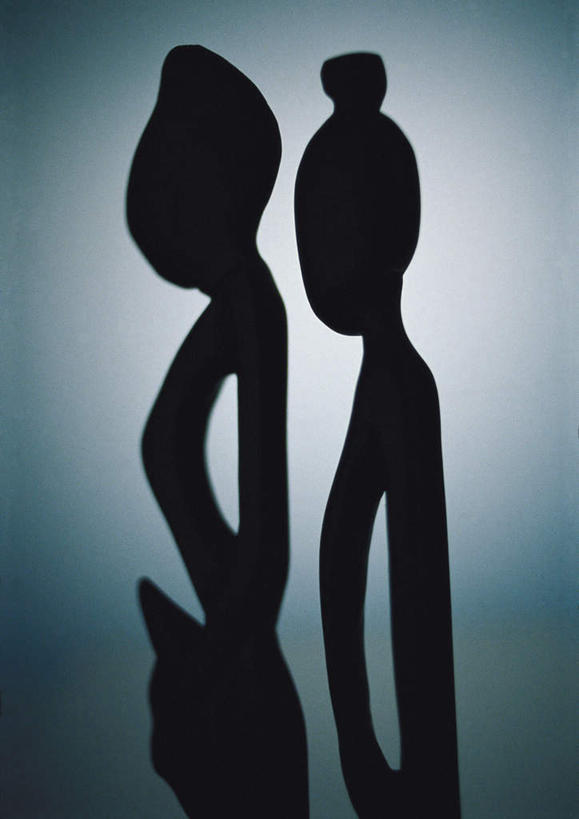 无人,两个人,站,举,竖图,室内,特写,白天,正面,静物,雕塑,灰色背景,艺术,装饰,雕刻,雕像,背光,工艺品,托,站着,摄影,影棚,纪念,美术,主题,逆光,陈列,功能,美学,男人,男性,年轻男性,年轻女性,女人,女性,举着,向上举,向上伸,向上托,站立,半身,彩图,影棚拍摄,拍摄