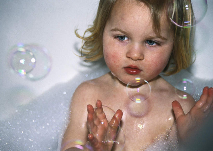 西方人,儿童,一个人,坐,举,横图,室内,白天,正面,洗澡,纯洁,欧洲,欧洲人,仅一个女性,仅一个人,注视,小孩,泡泡,浴缸,看,托,仅一个小孩,可爱,童年,童趣,观看,关注,童真,烂漫,无邪,天真,女孩,女人,女性,白种人,孩子,举着,向上举,向上伸,向上托,坐着,半身,彩图,女生