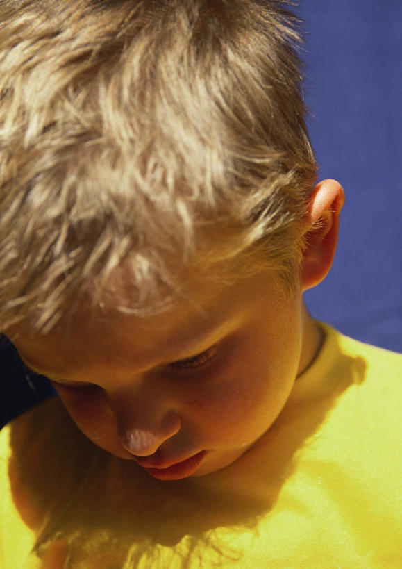 西方人,儿童,脸,头,脸颊,一个人,站,竖图,室外,特写,白天,正面,纯洁,欧洲,欧洲人,仅一个男性,仅一个人,阴影,光线,影子,注视,小孩,蓝色,蓝天,天空,阳光,天,低头,看,站着,仅一个小孩,可爱,童年,童趣,晴朗,观看,关注,童真,烂漫,无邪,万里无云,天真,男孩,男人,男性,白种人,孩子,头部,脸部,脸蛋,面部,晴空,晴空万里,站立,半身,彩图,男生