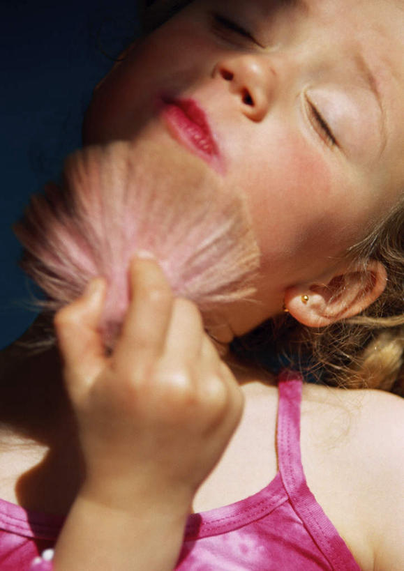 西方人,儿童,脸,头,脸颊,一个人,站,举,闭眼,竖图,室内,特写,白天,正面,纯洁,欧洲,欧洲人,仅一个女性,仅一个人,握,阴影,光线,影子,拿,拿着,小孩,蓝色,蓝天,天空,阳光,刷子,天,托,站着,仅一个小孩,可爱,童年,童趣,握着,晴朗,童真,烂漫,无邪,万里无云,天真,女孩,女人,女性,白种人,孩子,头部,脸部,脸蛋,面部,晴空,晴空万里,闭眼睛,闭着眼,闭着眼睛,举着,向上举,向上伸,向上托,站立,半身,彩图,女生