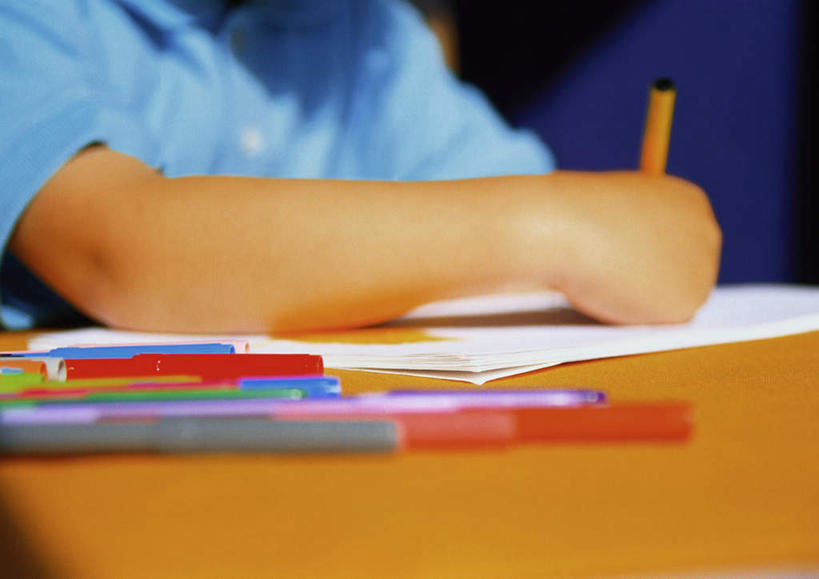 西方人,儿童,一个人,坐,横图,室内,白天,侧面,纯洁,桌面,桌子,欧洲,欧洲人,仅一个男性,仅一个人,握,写,笔,办公用品,记事本,拿,拿着,书桌,文具,小孩,本子,笔记本,课桌,学习用品,仅一个小孩,可爱,童年,童趣,握着,文具用品,童真,烂漫,无邪,天真,男孩,男人,男性,白种人,孩子,坐着,半身,彩图,男生