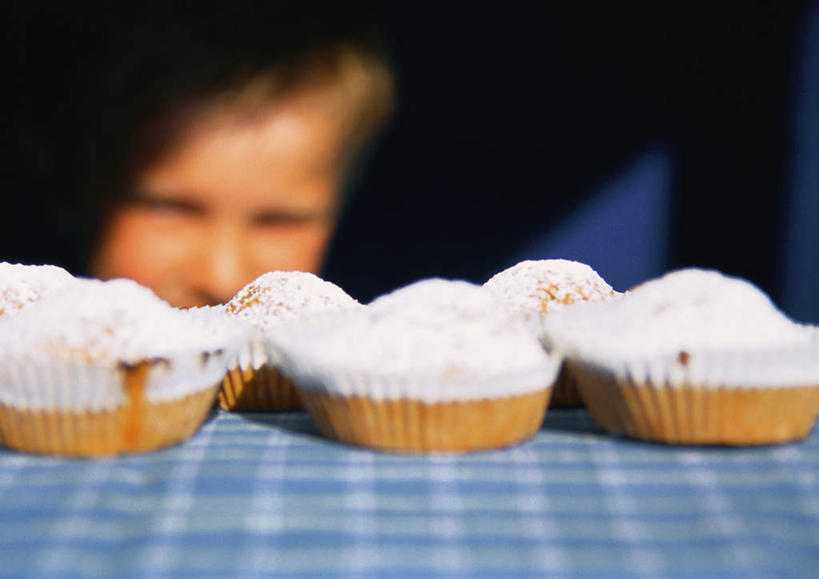 点心,西方人,儿童,一个人,笑,微笑,横图,室内,白天,正面,下午茶,纯洁,欧洲,欧洲人,仅一个男性,仅一个人,阴影,朦胧,模糊,光线,布料,影子,食品,布纹,注视,桌布,食物,糕点,小孩,阳光,餐巾,台布,看,仅一个小孩,可爱,童年,童趣,观看,关注,童真,烂漫,无邪,天真,男孩,男人,男性,白种人,孩子,半身,彩图,蛋糕,男生