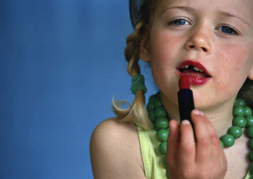 西方人,儿童,脸,头,脸颊,一个人,坐,举,横图,室内,特写,白天,正面,化妆,美容,纯洁,项链,欧洲,欧洲人,仅一个女性,仅一个人,握,珠子,墙,拿,拿着,涂抹,注视,墙壁,墙面,小孩,蓝色,口红,看,托,仅一个小孩,享受,休闲,放松,可爱,童年,童趣,握着,观看,关注,童真,烂漫,无邪,天真,女孩,女人,女性,白种人,孩子,头部,脸部,脸蛋,面部,举着,向上举,向上伸,向上托,坐着,半身,彩图,女生