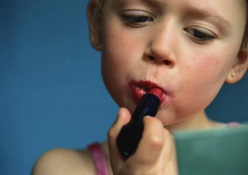 西方人,儿童,脸,头,脸颊,一个人,坐,举,横图,室内,特写,白天,正面,化妆,美容,纯洁,镜子,欧洲,欧洲人,仅一个女性,仅一个人,握,反射,墙,拿,拿着,涂抹,注视,墙壁,墙面,小孩,口红,看,托,仅一个小孩,享受,休闲,放松,可爱,童年,童趣,握着,观看,镜像,镜面,关注,童真,烂漫,无邪,光学,手镜,天真,女孩,女人,女性,白种人,孩子,头部,脸部,脸蛋,面部,举着,向上举,向上伸,向上托,坐着,半身,彩图,女生